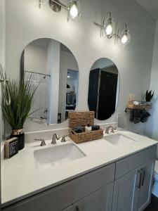 Elegant Downtown Haven - Two and a Half Blocks to Broadway