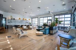Elegant Downtown Haven - Two and a Half Blocks to Broadway