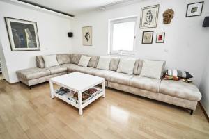 Matic Spacious Modern Apartment