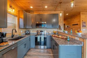 New - Luxury Mountain Views, Theater, Hot Tub, Dogs, Games
