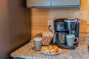 New - Luxury Mountain Views, Theater, Hot Tub, Dogs, Games