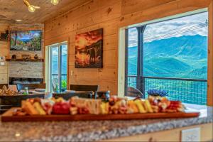 New - Luxury Mountain Views, Theater, Hot Tub, Dogs, Games