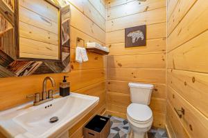 New - Luxury Mountain Views, Theater, Hot Tub, Dogs, Games