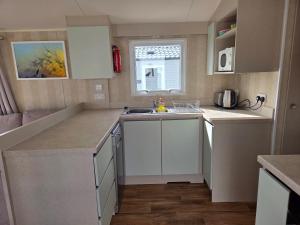 2 bedrooms caravan with a sea view