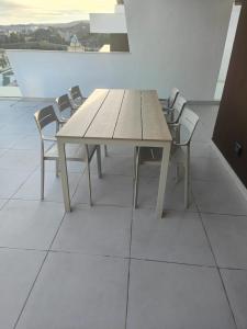 Atico luminoso con gran terraza-Estepona
