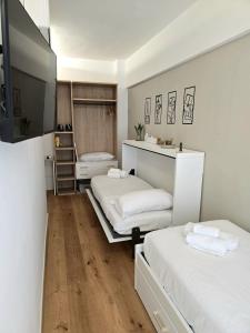 Clarino Home - Modern & Bright with Balcony