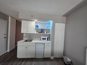 Oceanview Studio wkitchenette, pool, tiki bar