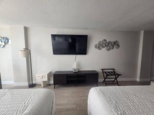 Elegant Daytona Beachview Studio, pool, tiki bar