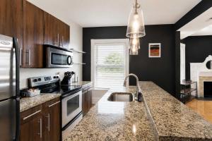 Pet-Friendly 1BR Opposite SSM SLU Hospital with Parking