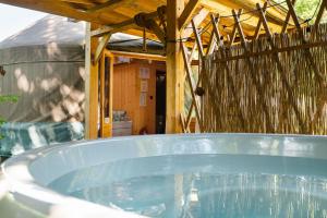 Aloha Glamp - Całoroczny glamping nad rzeką z prywatną balią - Stok narciarski, góry, lasy, sauna