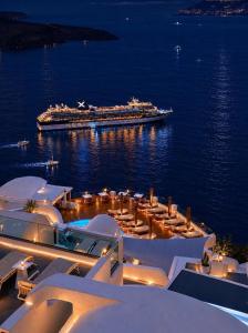 Sun Rocks Boutique Hotel - Caldera View Suites & Sunset Dining Experience