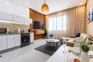 Boho Chic Apartment - Walk to Beach, Rooftop, Workspace, Free Parking & AC