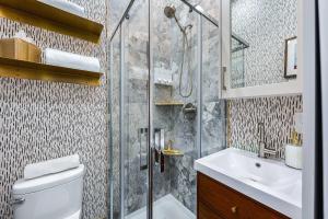 The McCaul by Casa Hotels - Queen Suite, Near AGO