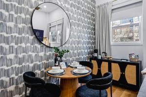 The McCaul by Casa Hotels - Queen Suite, Near AGO