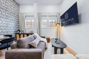 The McCaul by Casa Hotels - Queen Suite, Near AGO