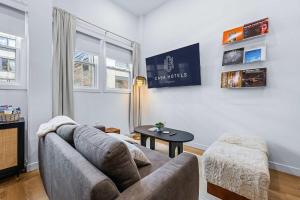 The McCaul by Casa Hotels - Queen Suite, Near AGO