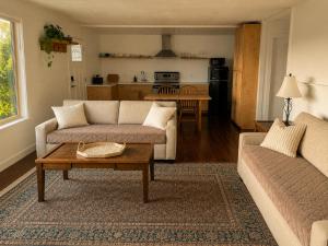 Coastal Nest Ocean & Mountain View Suite