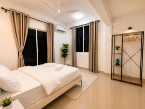 10-Min Airport Shuttle, 1-Min Beach, 2BR SeaView Terrace & SmartLock - Breezy Home