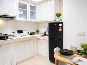 10-Min Airport Shuttle, 1-Min Beach, 2BR SeaView Terrace & SmartLock - Breezy Home