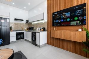 Boho Chic Apartment - Walk to Beach, Rooftop, Workspace, Free Parking & AC