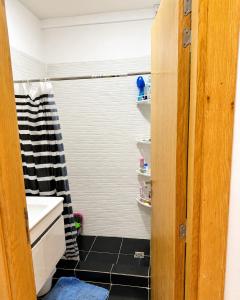 1-min walk to beach, cozy apart with Pool, Balcony