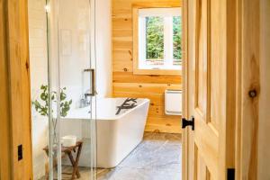 Spa & Lake Access - Nature Grand Lac-du-Cerf