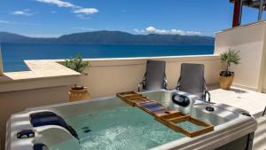 TreA Accommodations - Aron Rooftop Jacuzzi Apartment