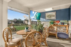 King Bed Ocean View Studio with Kitchenette - Pool and Hot Tub