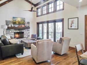 Red Bird Retreat at Eagles Nest