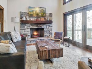 Red Bird Retreat at Eagles Nest