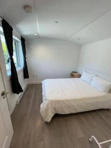 Cozy Kerrisdale Laneway Suite Kitchen Laundry