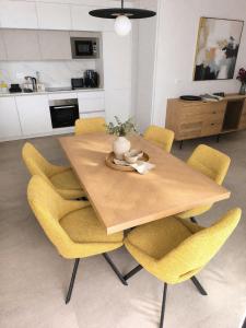 Sunny Coast Apt. 3BR, 2BATHS, AC & Heated POOL