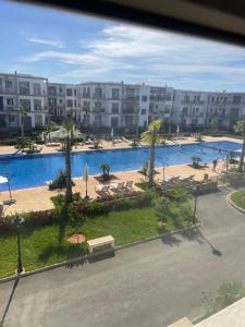 Appartement neuf première main à louer par jour à résidence La Playa, Mansouria Bien équipé, propre, moderne et dans une résidence calme et sécurisée, proche de la plage