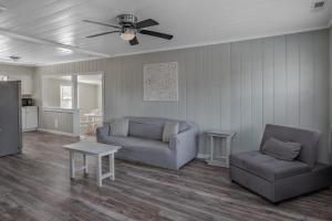 Immaculate Upper Level Apartment With Putting Green and Pool! Pet Friendly 3 Bedroom - 2 Bath Unit B