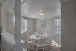 Immaculate Upper Level Apartment With Putting Green and Pool! Pet Friendly 3 Bedroom - 2 Bath Unit B