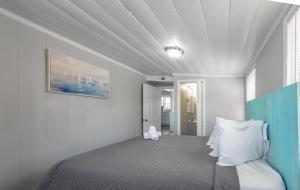 Immaculate Upper Level Apartment With Putting Green and Pool! Pet Friendly 3 Bedroom - 2 Bath Unit B
