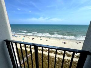 Luxurious Oceanfront Queen Suite - Completely Renovated & sleeps 2-4! Palace Resort Unit 701