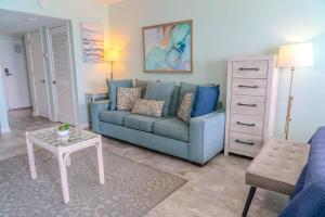 Luxurious Oceanfront Queen Suite - Completely Renovated & sleeps 2-4! Palace Resort Unit 701