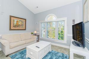 Beautifully Updated Top Floor 1 Bedroom Condo - Riverwalk at Arrowhead Country Club - Unit 302
