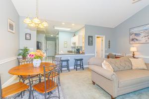 Beautifully Updated Top Floor 1 Bedroom Condo - Riverwalk at Arrowhead Country Club - Unit 302