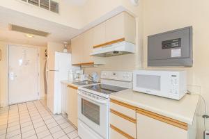 Oceanfront Getaway Near SkyWheel -Yachtsman 304