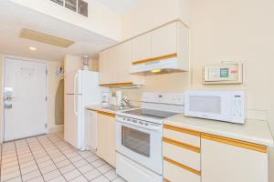 Oceanfront Suite -Steps to SkyWheel! Yachtsman 402
