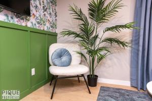 Modern Urban Escape -King Bed -Pet Friendly - Free Parking & Netflix - Fast Wi-Fi