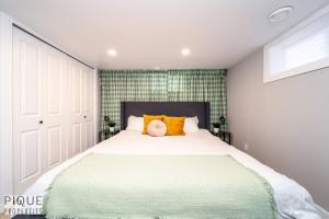 Modern Urban Escape -King Bed -Pet Friendly - Free Parking & Netflix - Fast Wi-Fi
