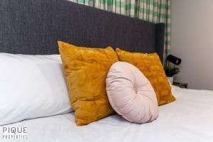 Modern Urban Escape -King Bed -Pet Friendly - Free Parking & Netflix - Fast Wi-Fi