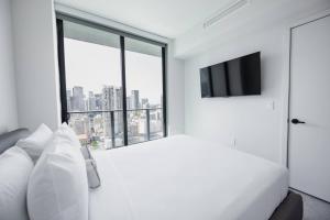 Luxury Downtown Unit with skyline Views