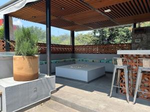 Private La Roma House with Rooftop & Firepit