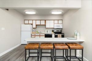 2BR Charming Mesa Stay Sleeps 4 Near Downtown