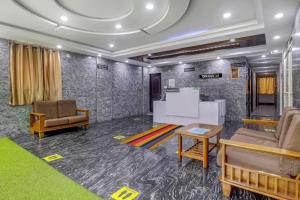Townhouse OAK SRK White Inn Near Ragigudda Sri Prasanna Anjaneyaswamy Temple