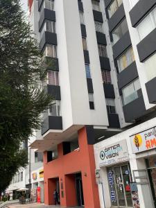 Elegante Apto 2BR - Sector La Colón - Business & Family Ready